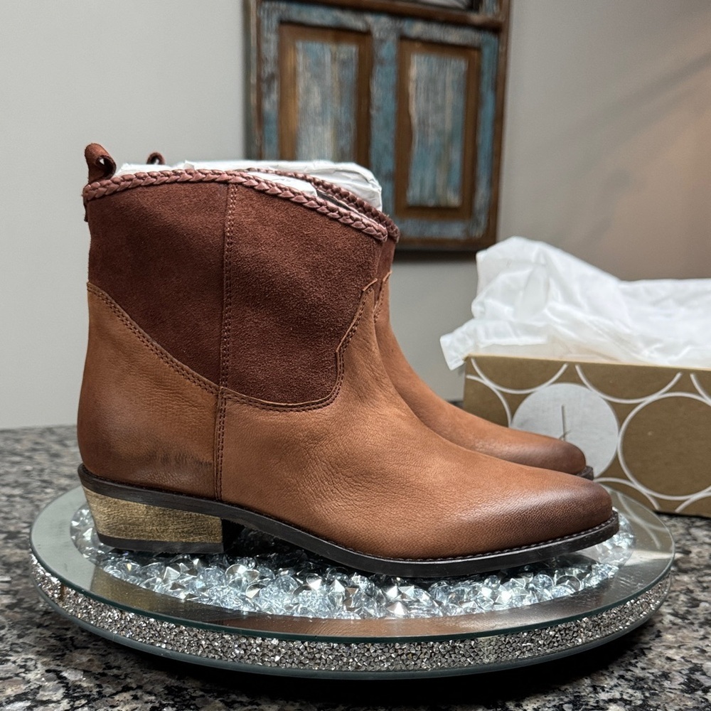 Journee Collection Carmela Brown leather  Ankle Booties NEW 8